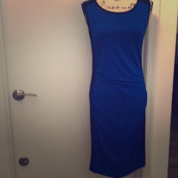 Dresses & Skirts - Vince Camuto flattering dress last offer